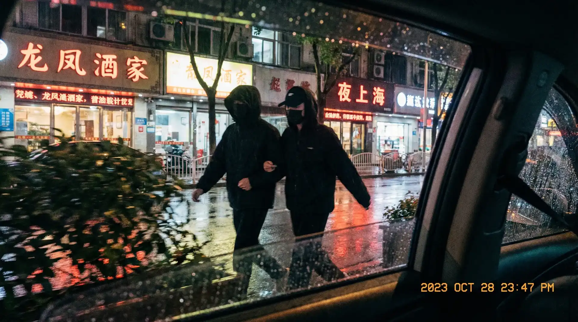 冠军体育 - 顶流明星深夜密会现场抓拍照片